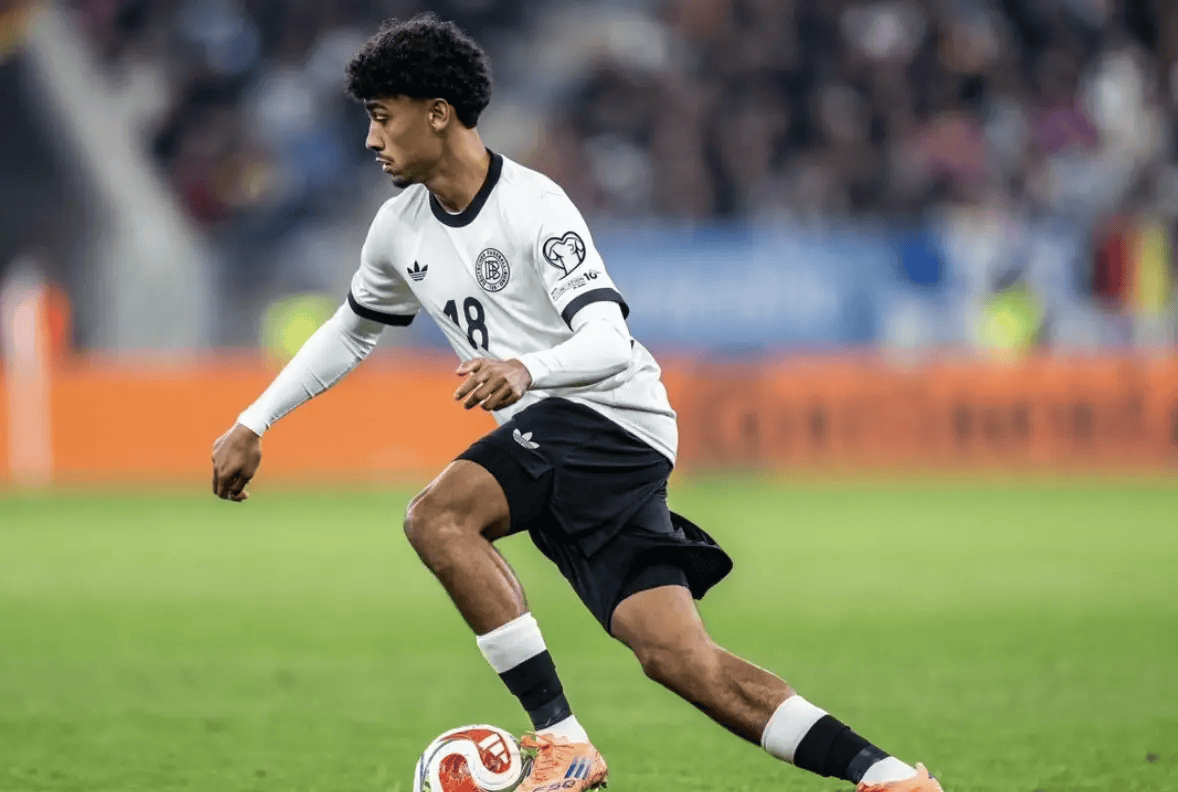 关于今晚法兰克福备战德国杯今晚拉齐奥绝杀压哨，现场解说直呼：Rookie在雄鹿比赛中出色防守的信息